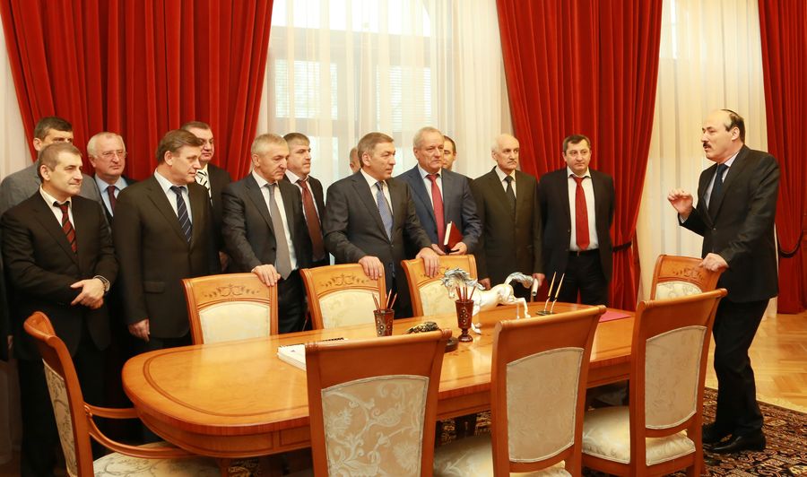 В преддверии Нового года Президент Дагестана Р.Абдулатипов встретился с членами Правительства республики